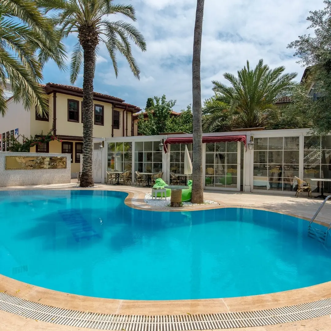 Elegance East Hotel Kare (1)